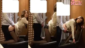 คลิปหลุด18+ สาวหมวยโดนผู้จัดการจับยืนกระเด้าหีคาบนโซฟา จับซอยหีรัวๆจนเสร็จปล่อยน-300x450